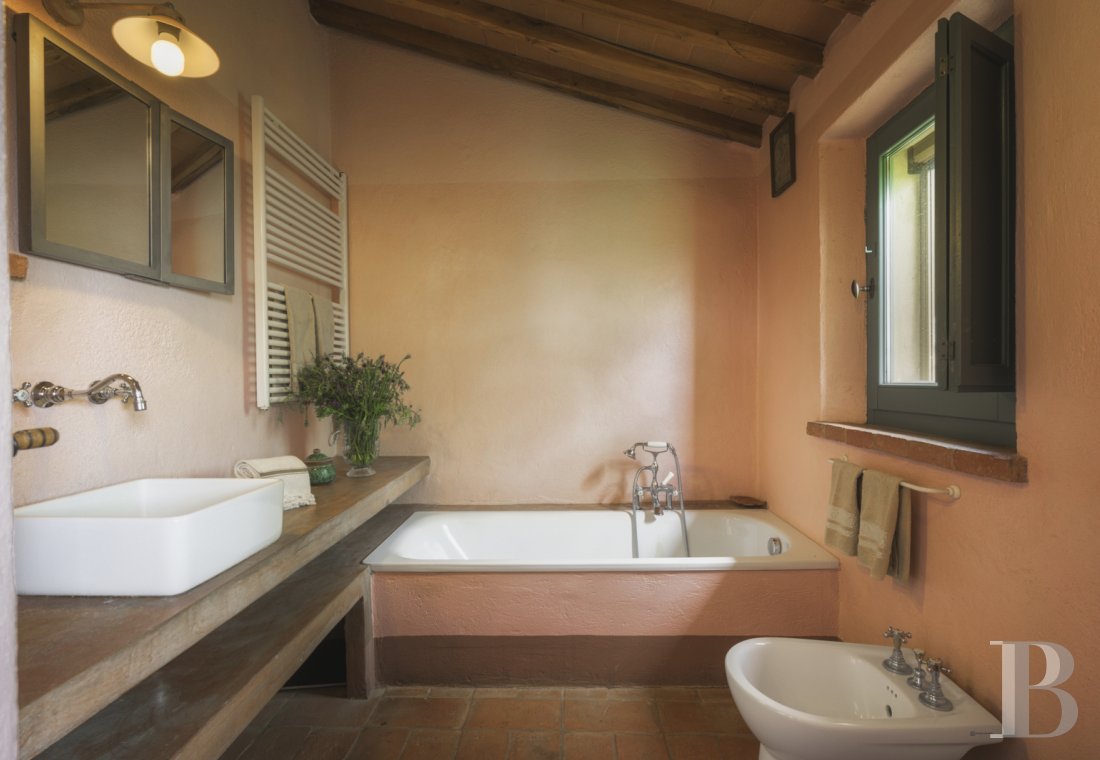 An old olive grove farmhouse restored to its former glory, overlooking the countryside in the Val d'Orcia in Tuscany - photo  n°16